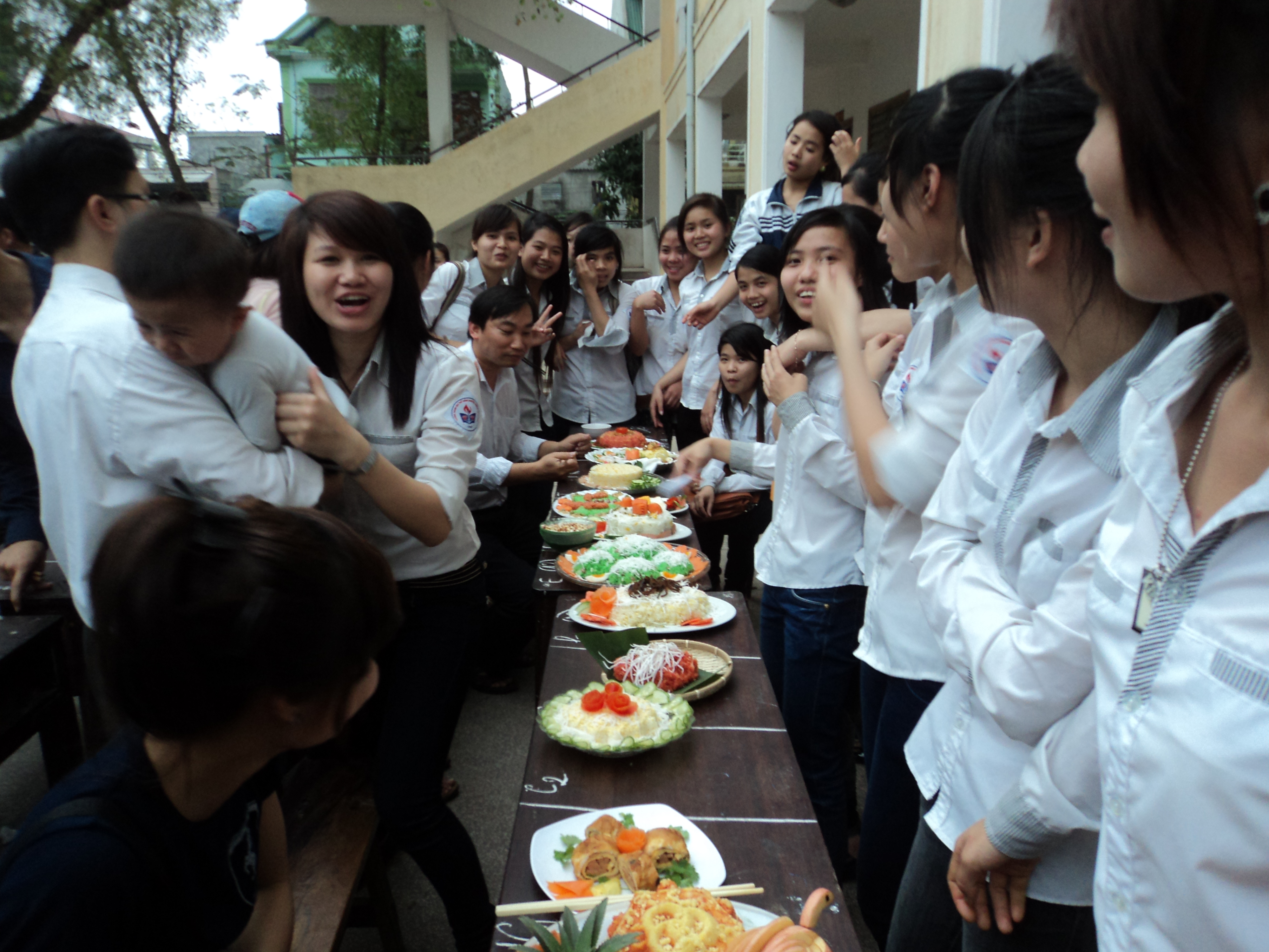 Các chi đoàn học sinh tham gia thi nấu ăn