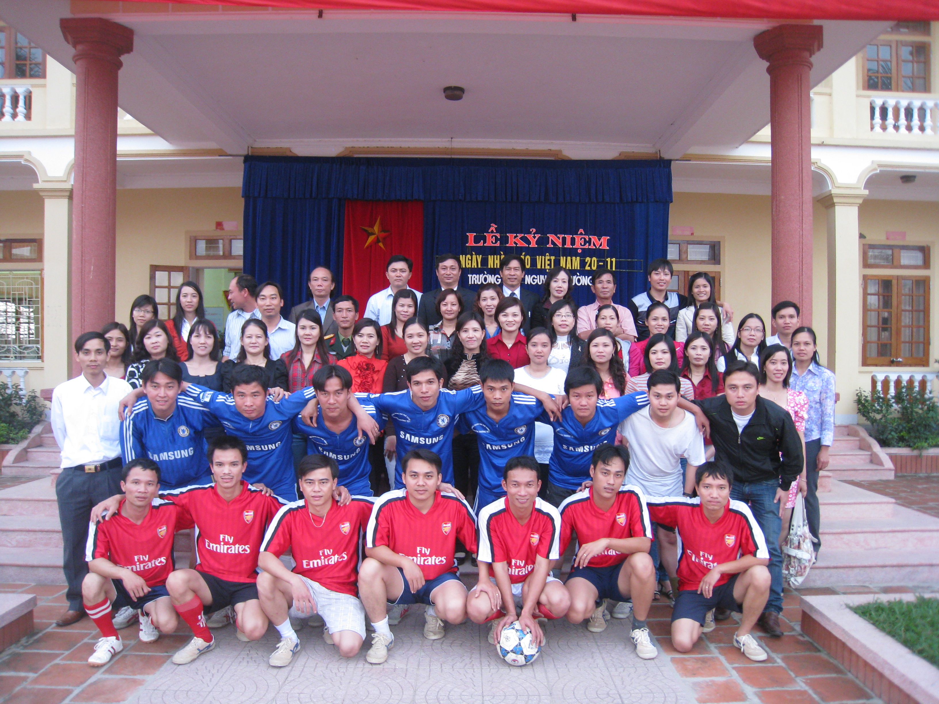 Chụp ảnh lưu niệm với trường Nguyễn Trường Tộ - Hưng Nguyên
