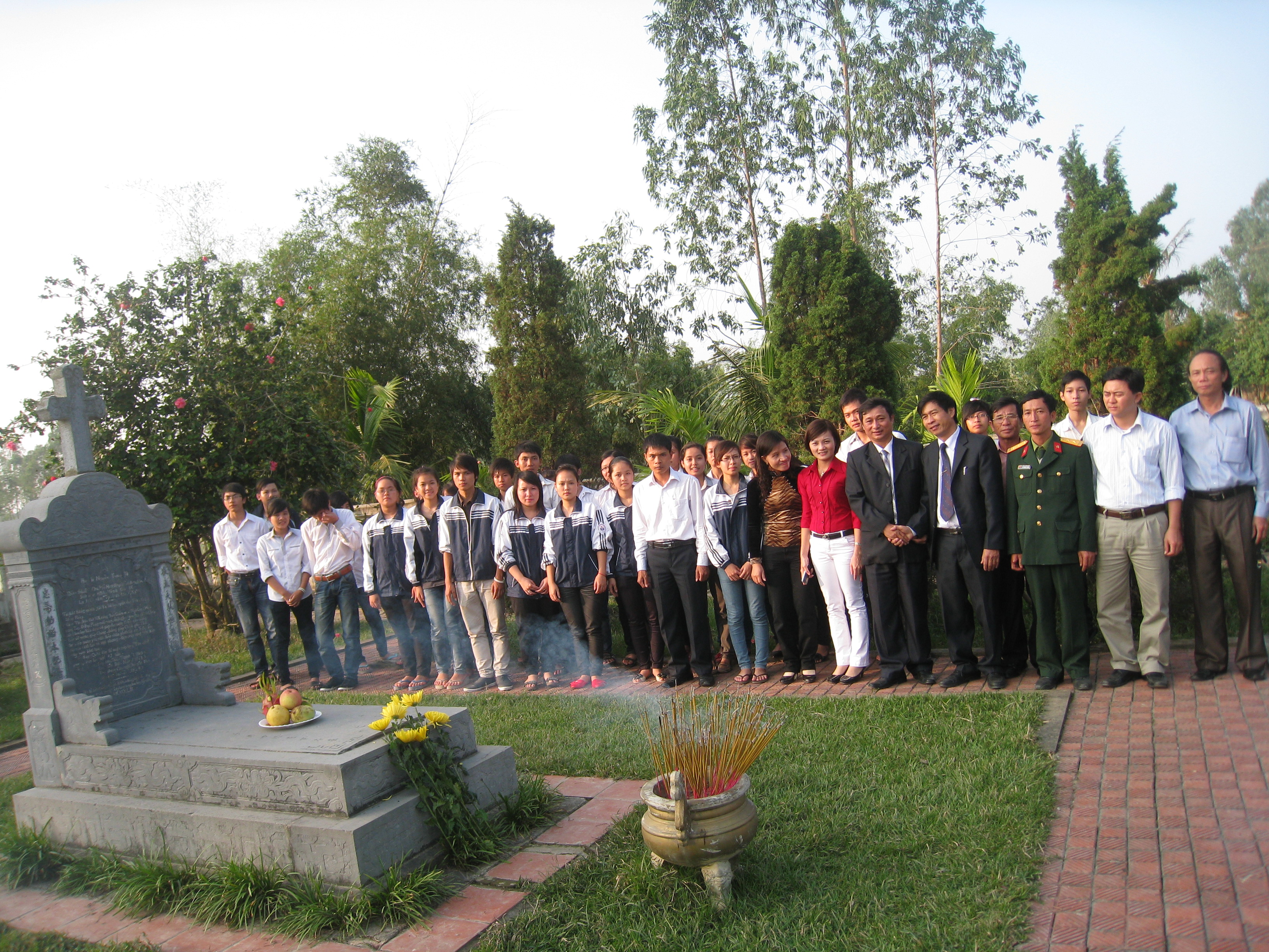 Thắp hương trên mộ danh nhân Nguyễn Trường Tộ