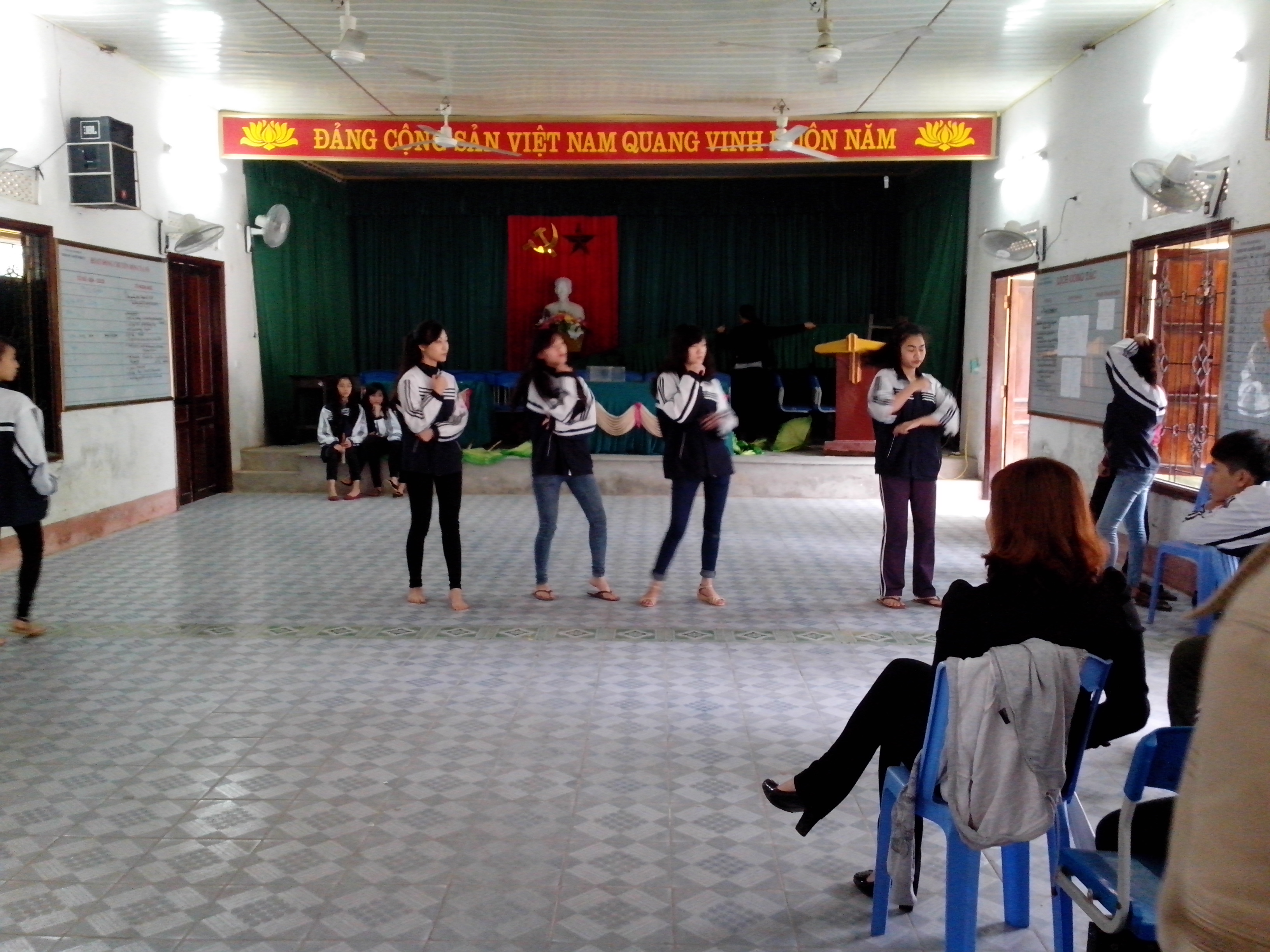 Diễn tập múa chuẩn bị cho lễ kỷ niệm 25 năm thành lập Trường