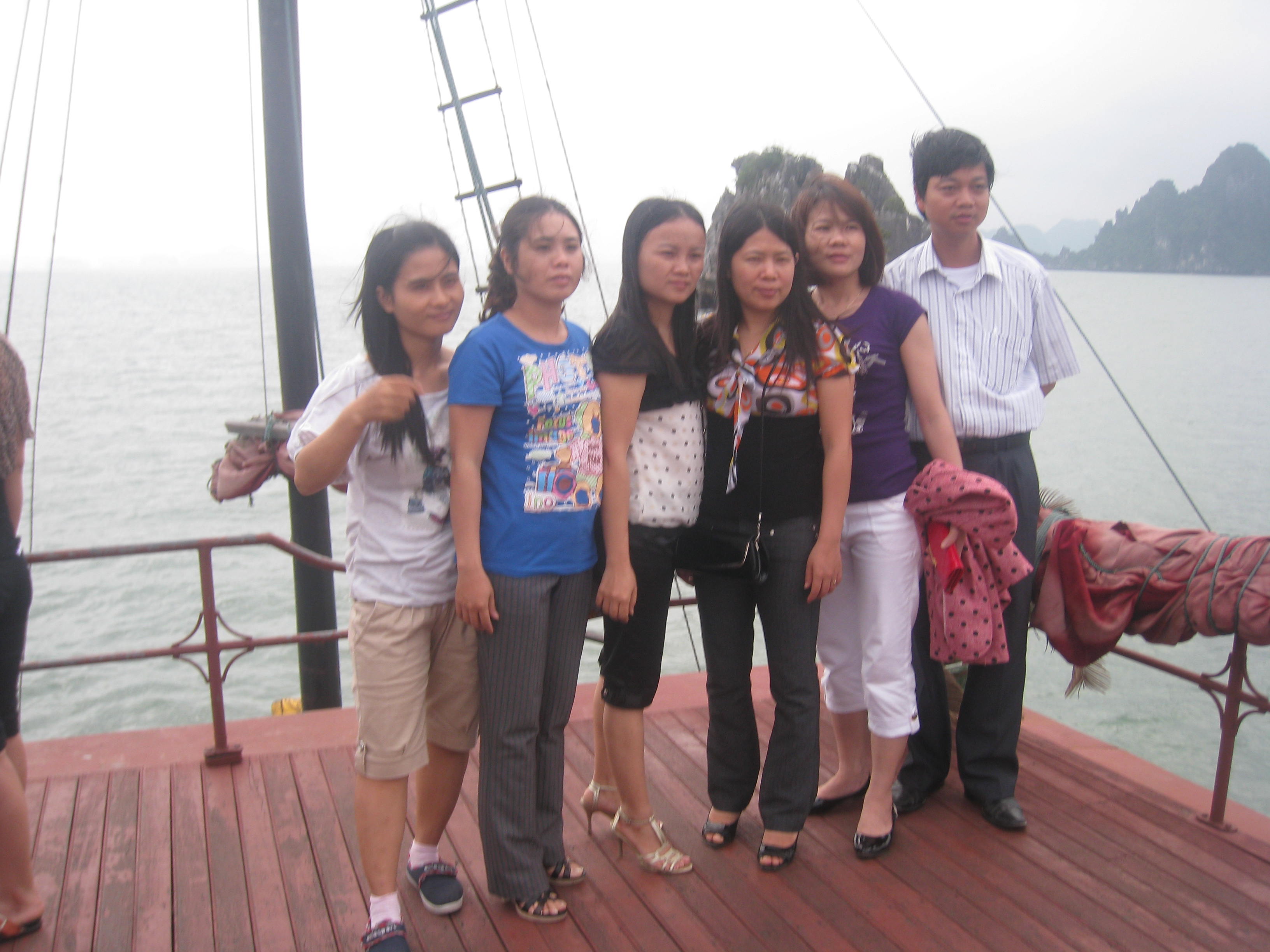 Chụp ảnh trên thuyền dạo vịnh Hạ Long