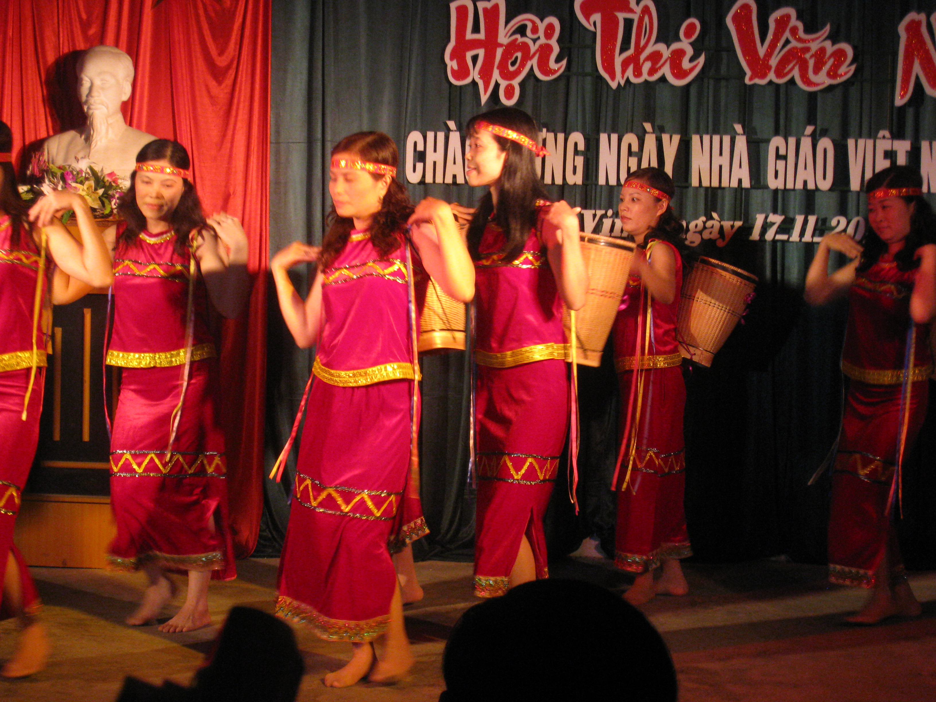 Tiết mục múa của tổ Văn Sử Địa Giáo Dục tham gia hội diễn văn nghệ chào mừng ngày NGVN 20-11
